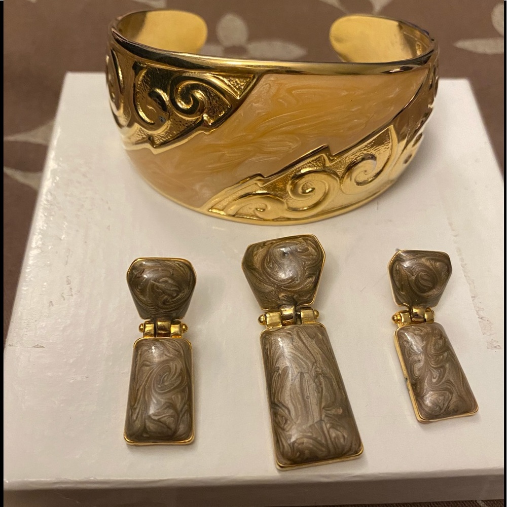 Great lot of vintage gold tone  jewelry